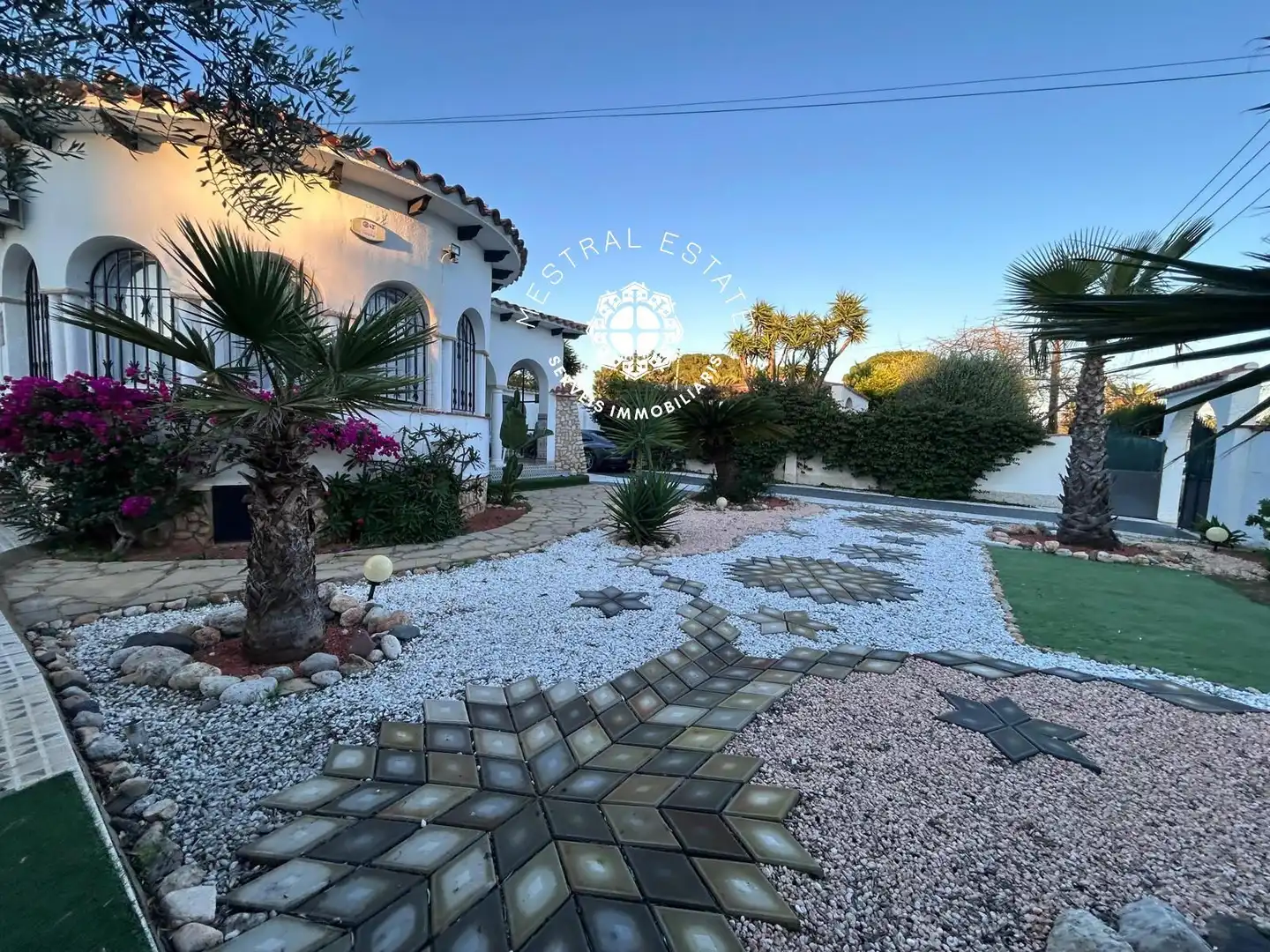 Vista exterior de Casa o xalet en venda en Mont-roig del Camp amb Aire condicionat, Calefacció i Terrassa