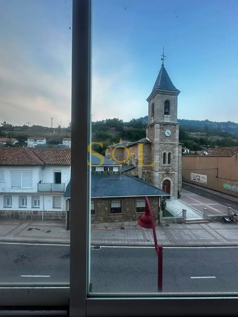 Vista exterior de Piso en venta en La Pola de Gordón  con Calefacción, Parquet y Amueblado