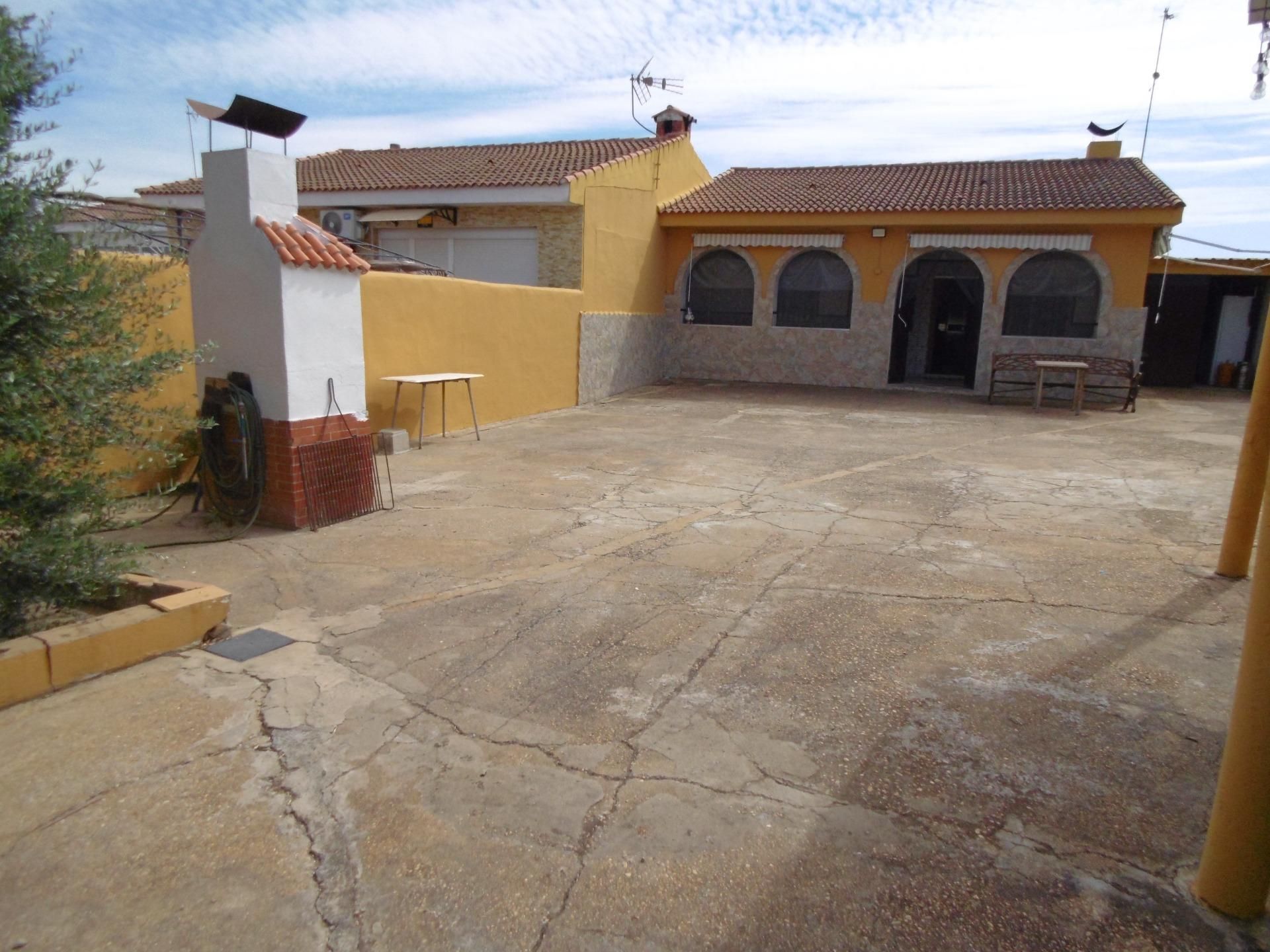 Vista exterior de Casa o xalet en venda en Gibraleón amb Piscina