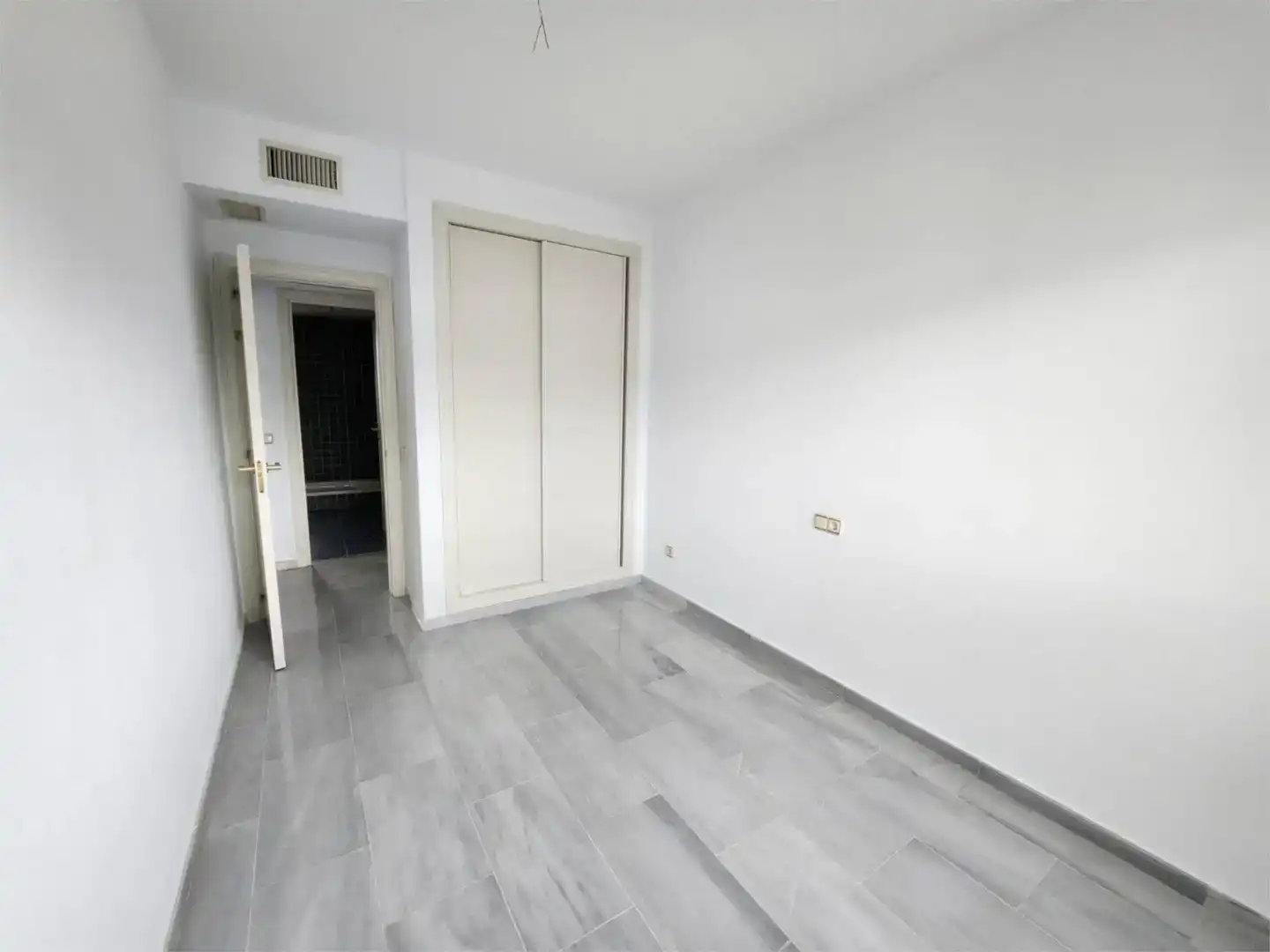 Schlafzimmer von Wohnung zur Miete in Estepona mit Klimaanlage, Abstellraum und Schwimmbad