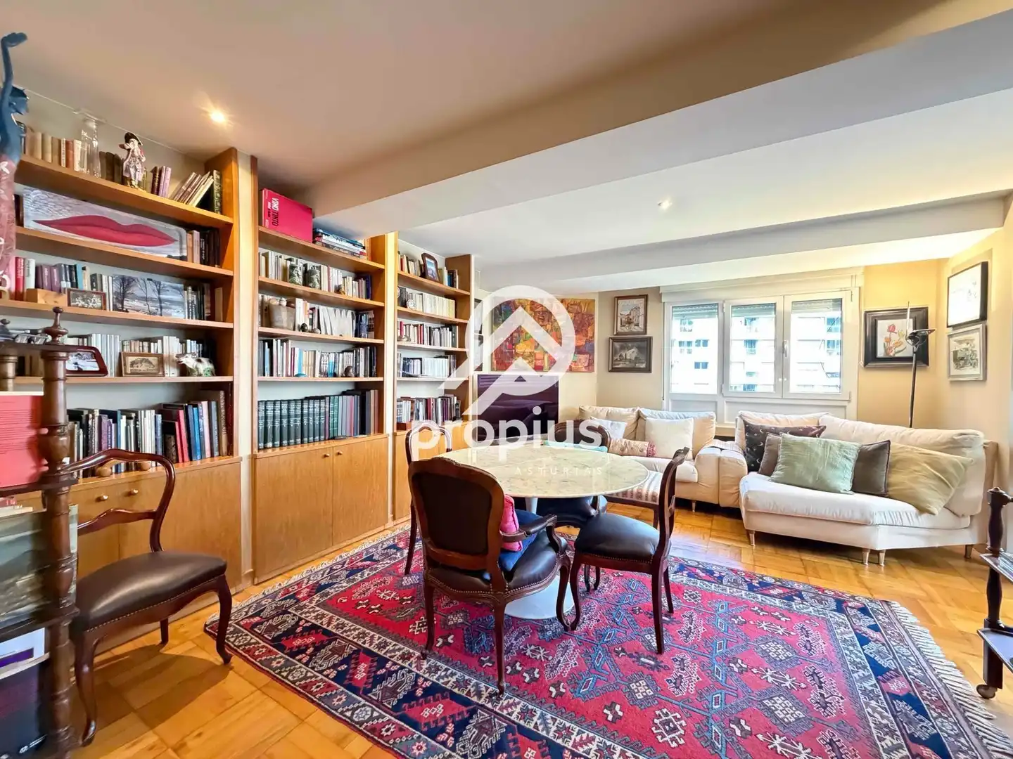 Living room of Flat for sale in Oviedo   with Heating, Parquet flooring and Oven