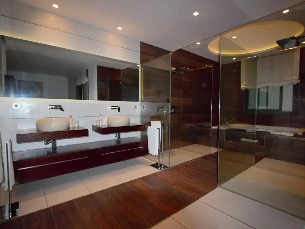 Badezimmer von Erdgeschoss zur Miete in Marbella mit Klimaanlage, Privatgarten und Terrasse