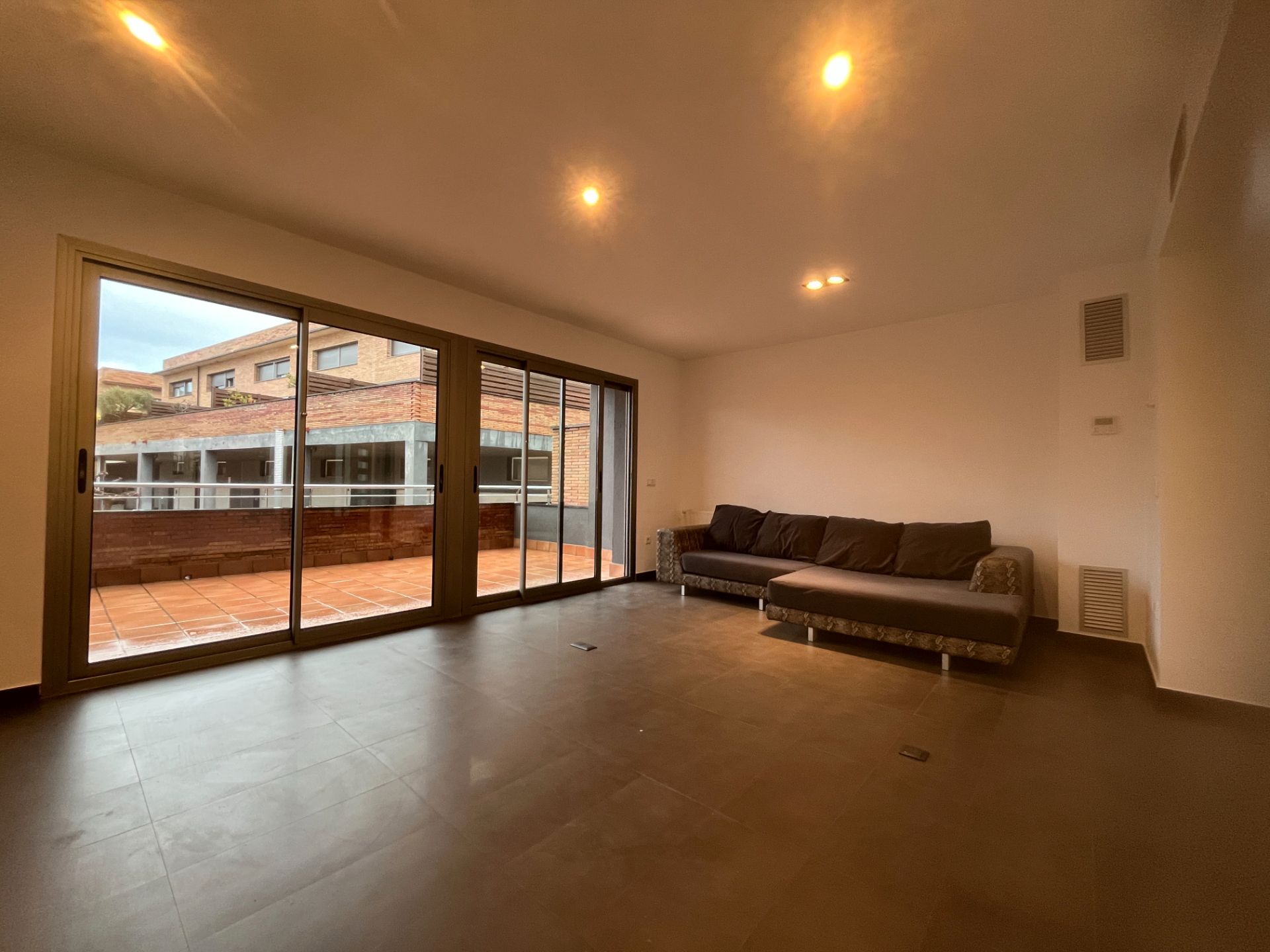 Sala de estar de Casa adosada en venta en Fornells de la Selva con Aire acondicionado, Calefacción y Jardín privado