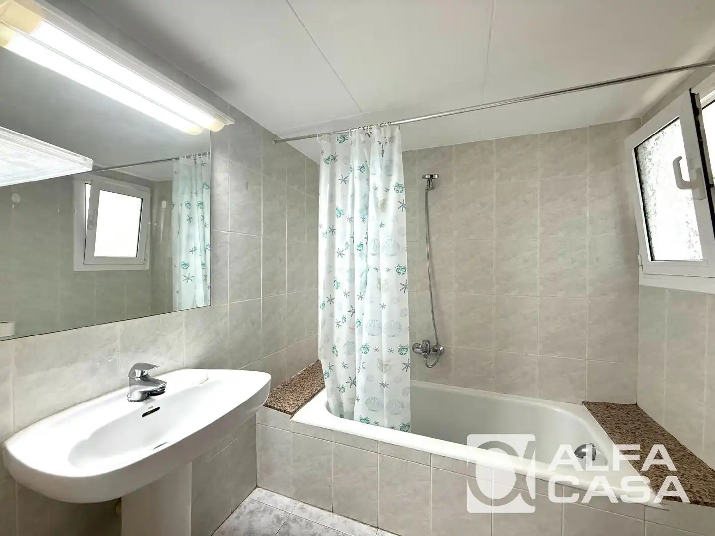 Baño de Piso en venta en Lloret de Mar con Calefacción, Terraza y Piscina