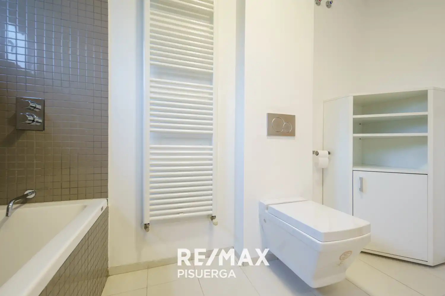 Bathroom of Houses for rent in Laguna de Duero  with Air Conditioner, Private garden and Terrace