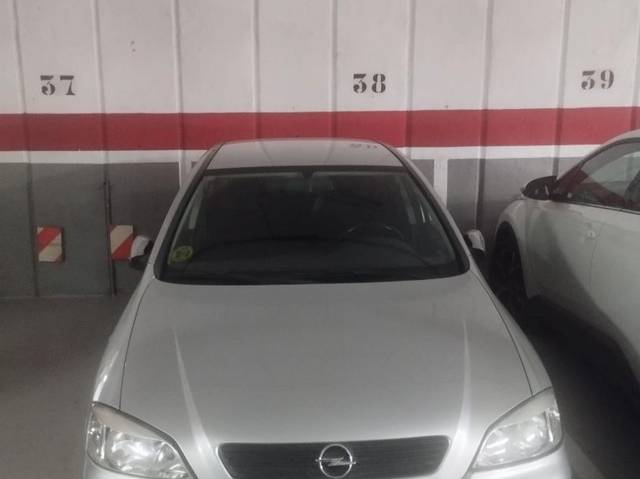 Garaje en Venta en Calle de la del Manojo de Rosas, 61 en Los Ángeles