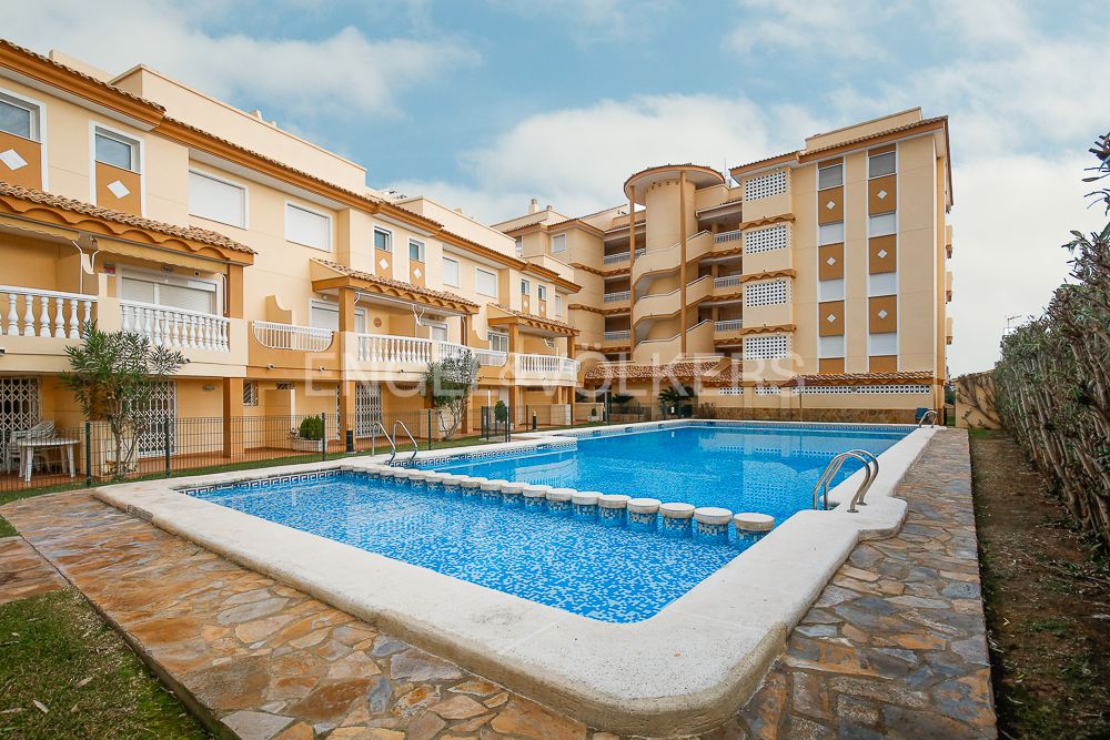 Vista exterior de Casa o xalet en venda en Oliva amb Aire condicionat, Calefacció i Jardí privat