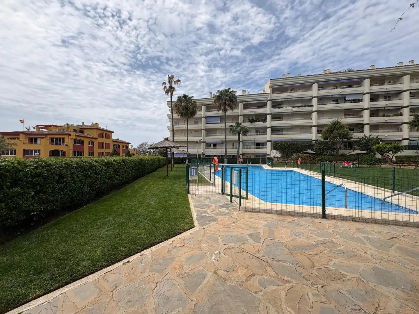 Schwimmbecken von Wohnungen zur Miete in Marbella mit Klimaanlage, Heizung und Privatgarten