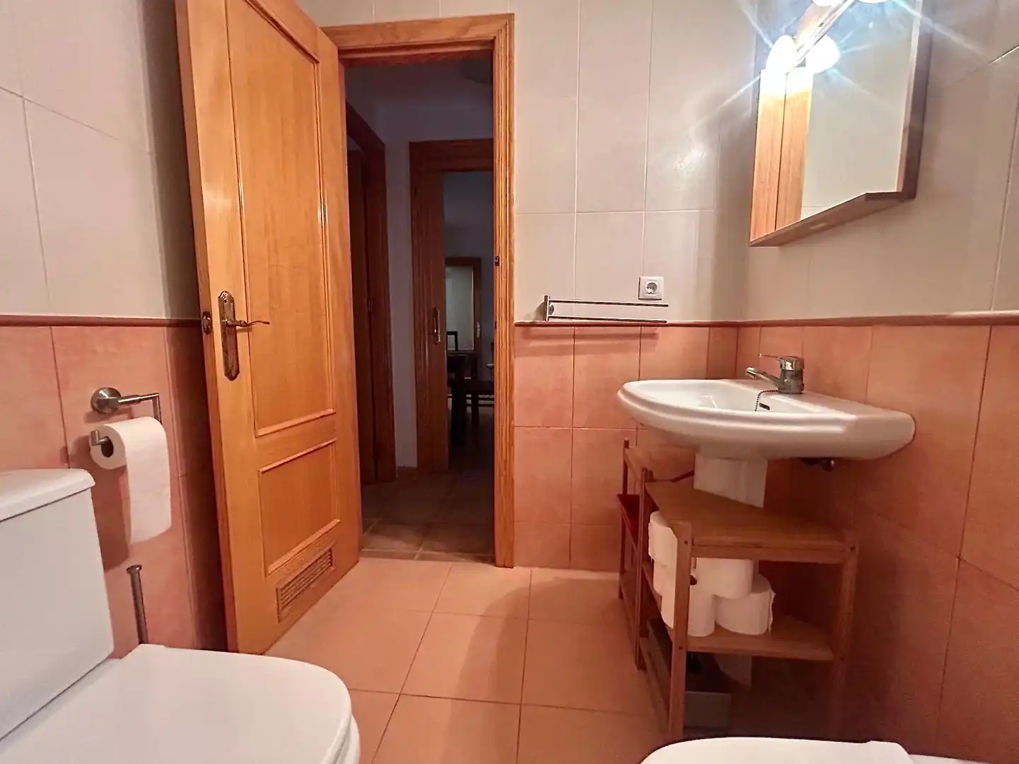 Baño de Piso en venta en Roquetas de Mar con Terraza, Amueblado y Piscina comunitaria
