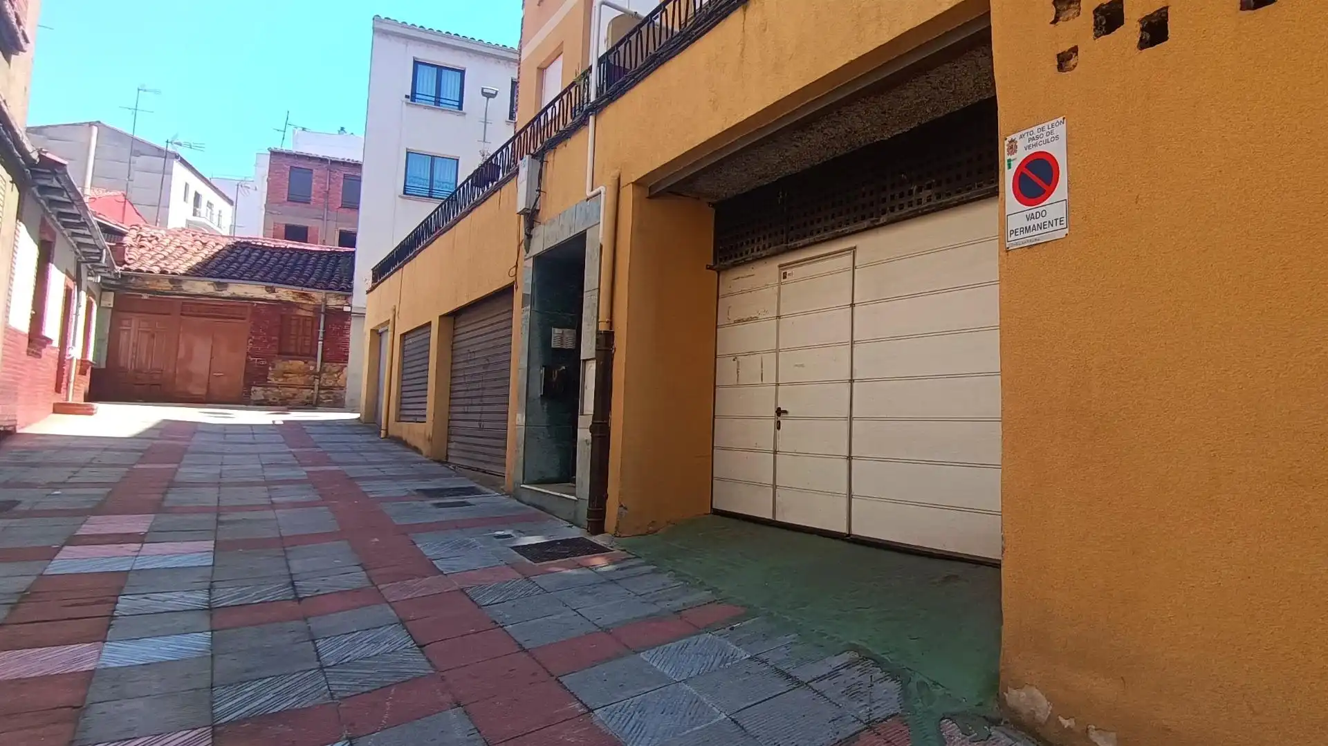Außenansicht von Wohnung zum Verkauf in León Capital  mit Heizung und Abstellraum