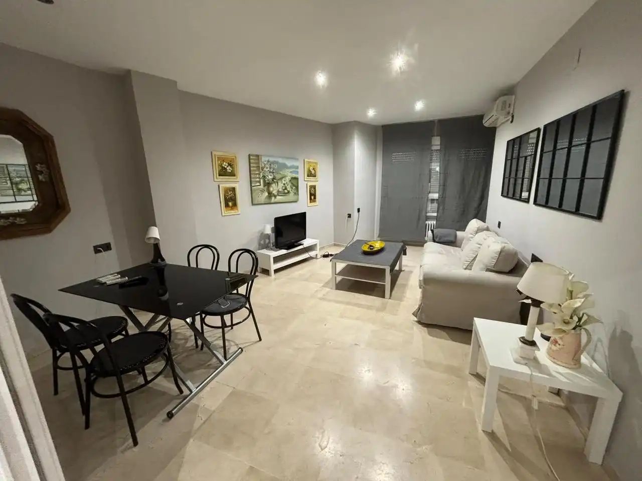 Living room of Flat for rent in Granada  with Air Conditioner and Furnished