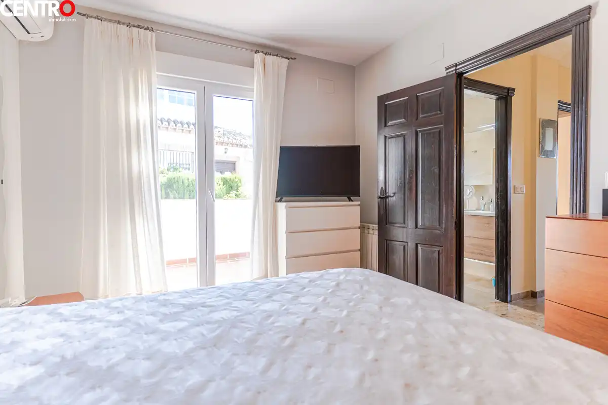 Habitación de Casa o chalet en venta en La Zubia con Aire acondicionado, Calefacción y Jardín privado