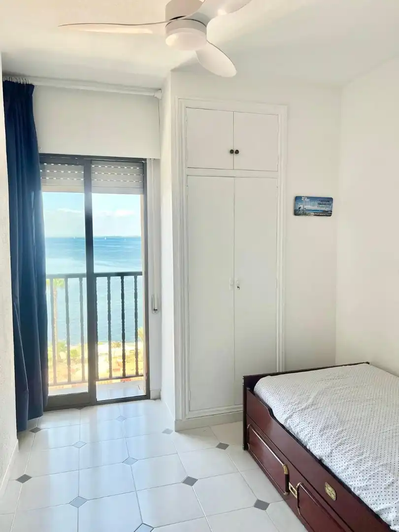 Dormitori de Apartament de lloguer en La Manga del Mar Menor amb Calefacció, Terrassa i Moblat