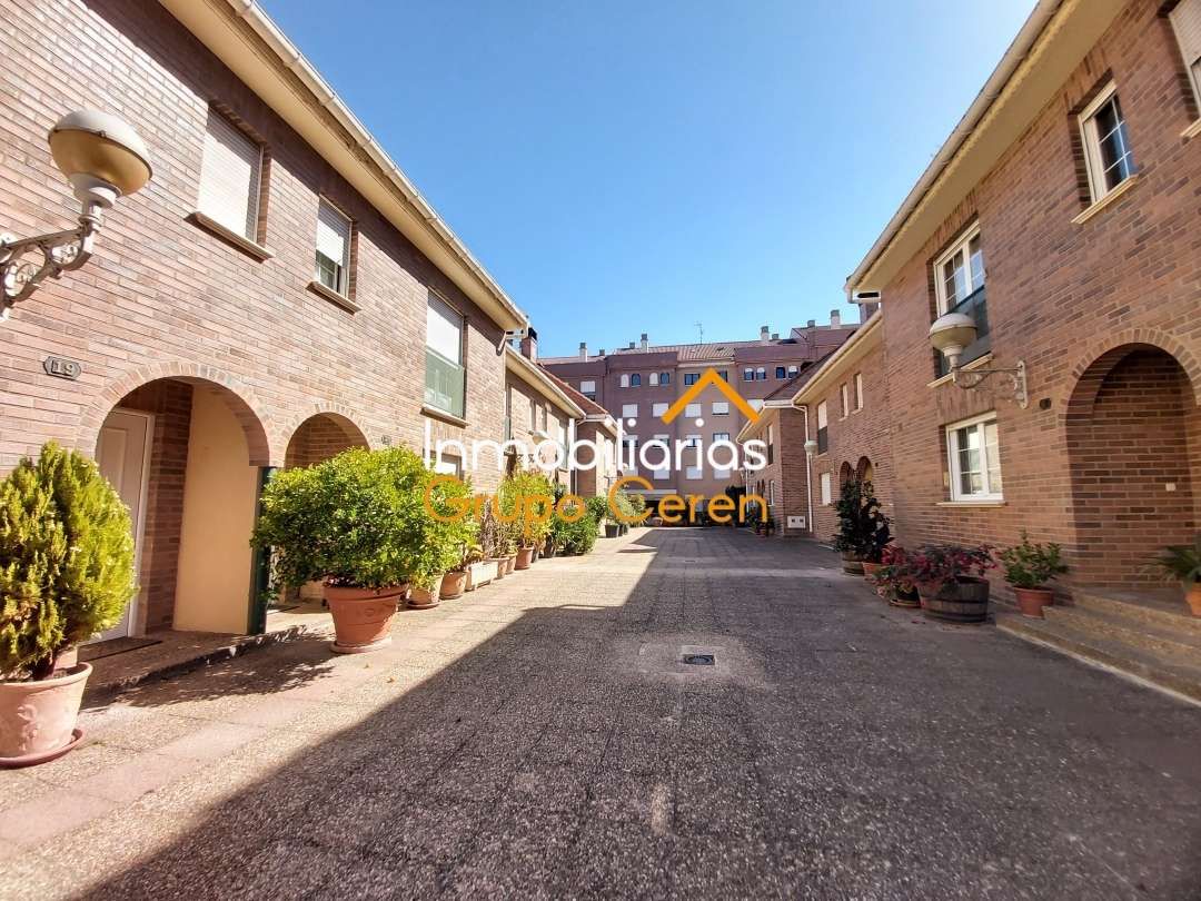 Exterior view of Single-family semi-detached for sale in Santo Domingo de la Calzada  with Heating, Private garden and Terrace