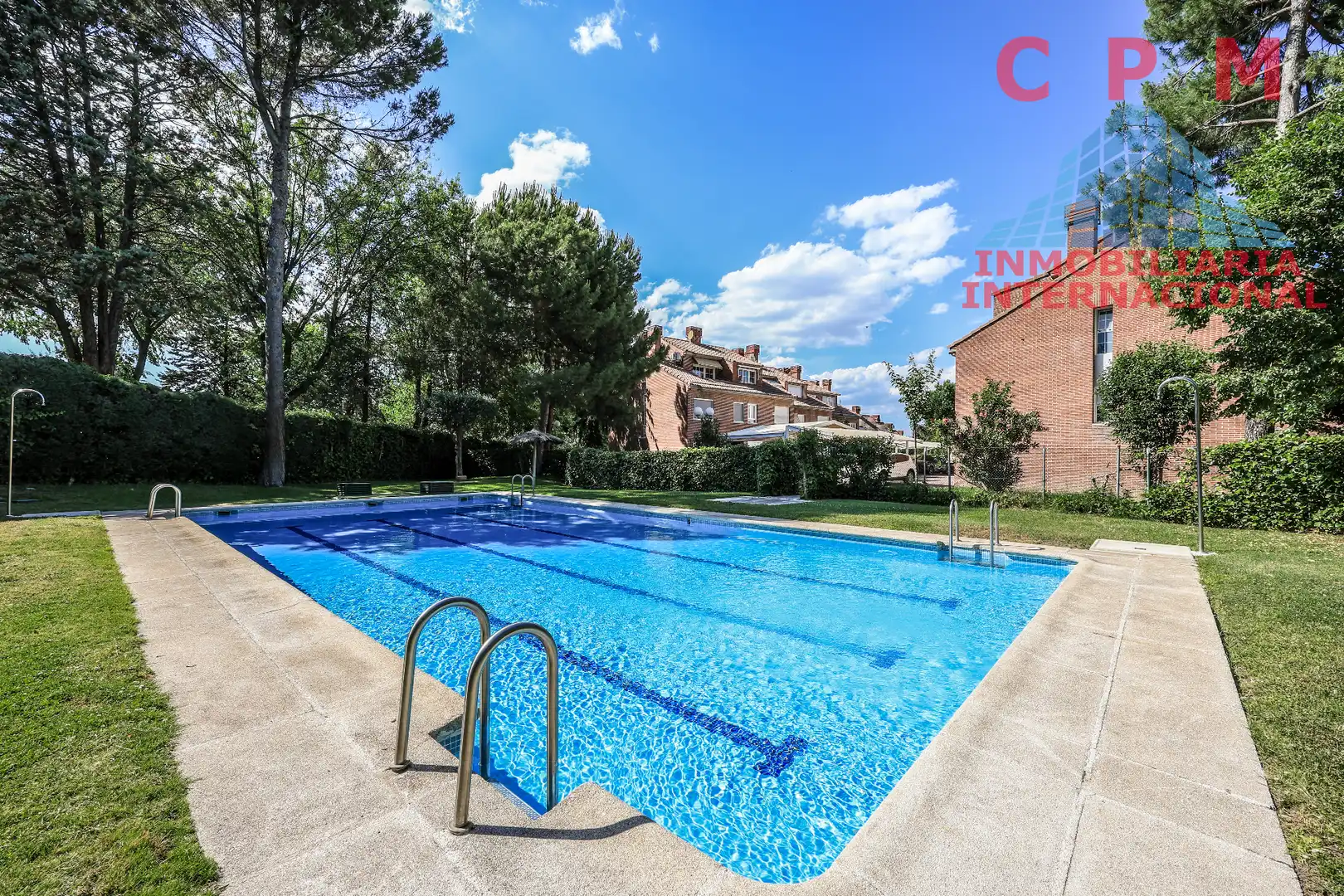 Piscina de Casa adosada de alquiler en La Moraleja con Aire acondicionado, Calefacción y Jardín privado