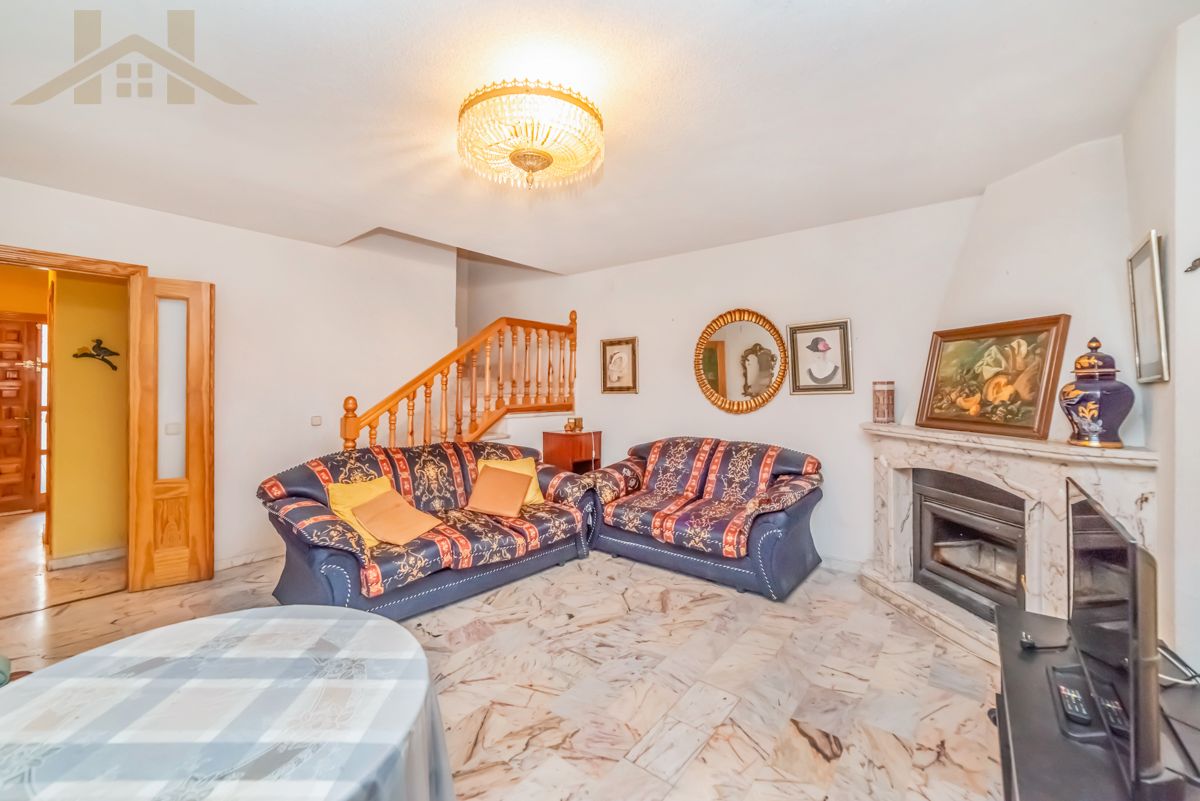 Sala d'estar de Casa adosada en venda en El Tiemblo  amb Calefacció, Terrassa i Moblat