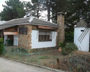 Vista exterior de Casa adosada en venda en Fuentenava de Jábaga amb Piscina