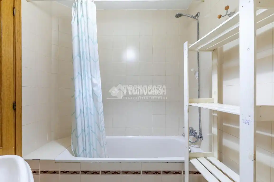 Bathroom of Flat for sale in Madrid  with Heating, Parquet flooring and Storage room