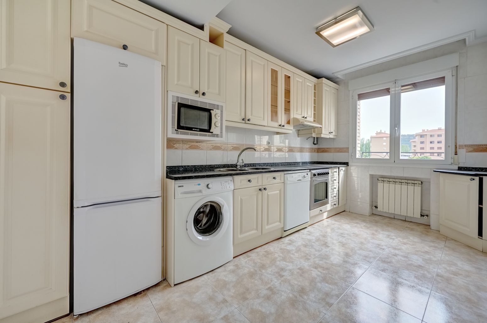 Cocina de Piso en venta en Burlada / Burlata con Calefacción, Parquet y Terraza