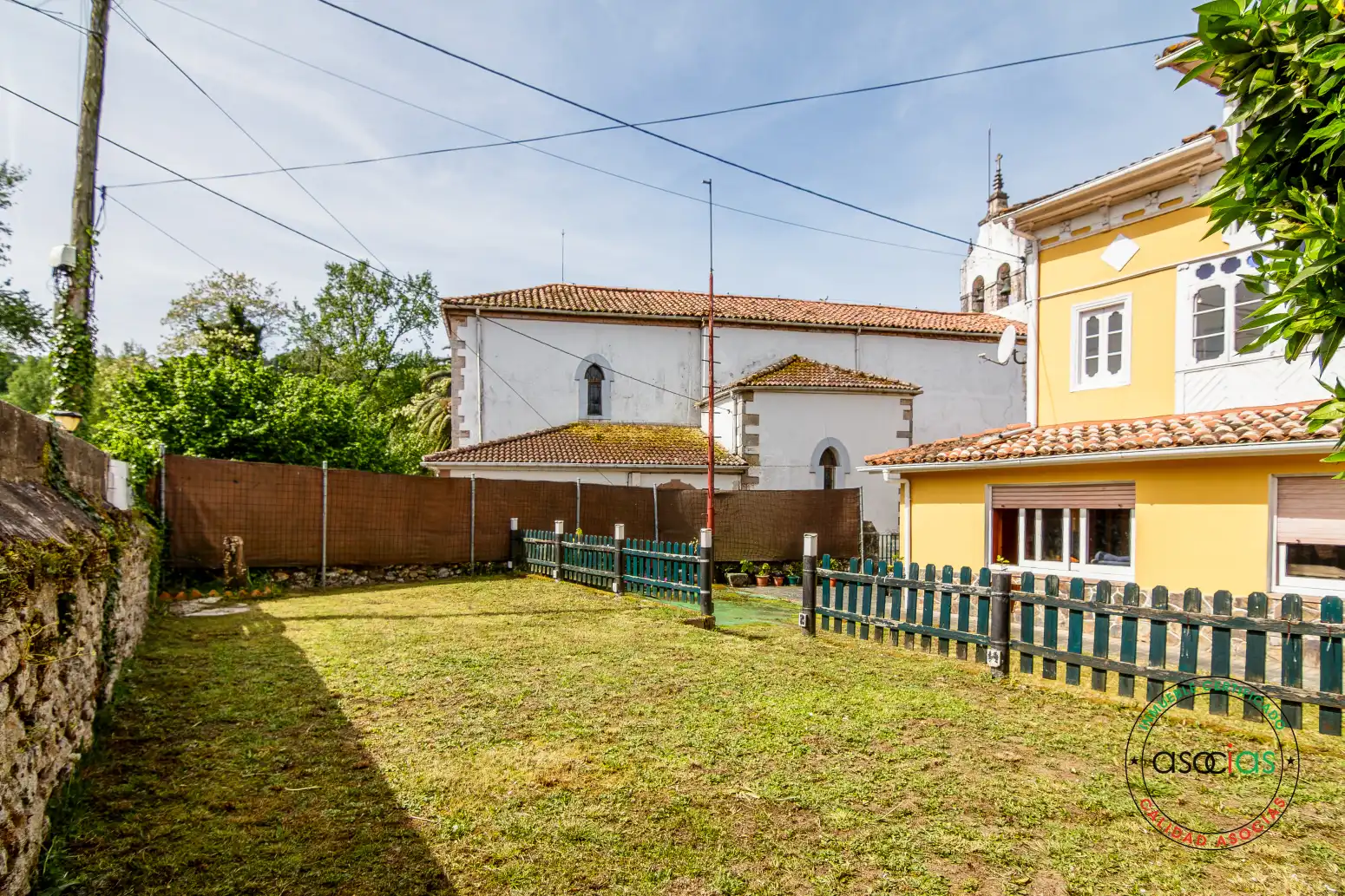 Vista exterior de Casa o chalet en venta en Las Regueras   con Calefacción y Jardín privado