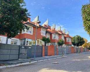 Vista exterior de Casa o xalet en venda en Paracuellos de Jarama amb Aire condicionat, Calefacció i Jardí privat