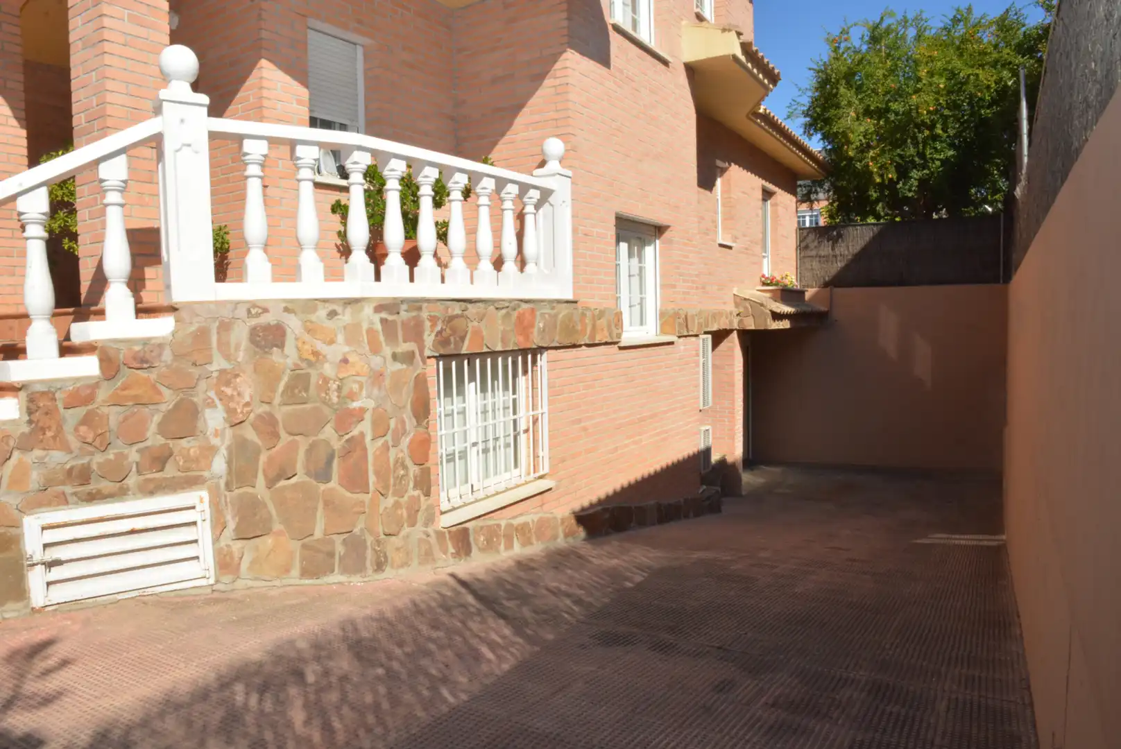 Vista exterior de Casa o xalet en venda en Mejorada del Campo amb Aire condicionat, Calefacció i Jardí privat