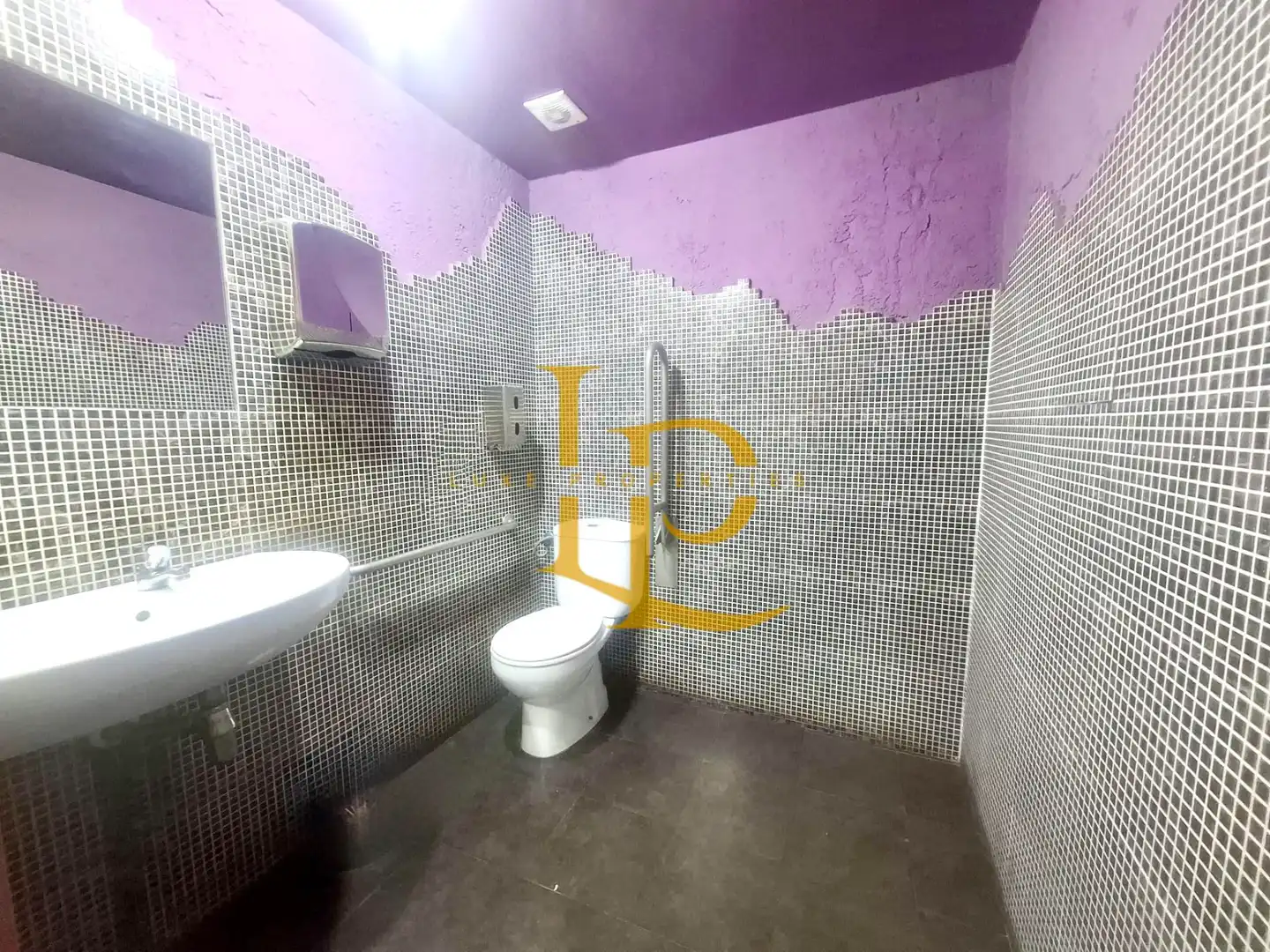 Badezimmer von Geschaftsraum zum Verkauf in Barcelona mit Klimaanlage, Heizung und Terrasse