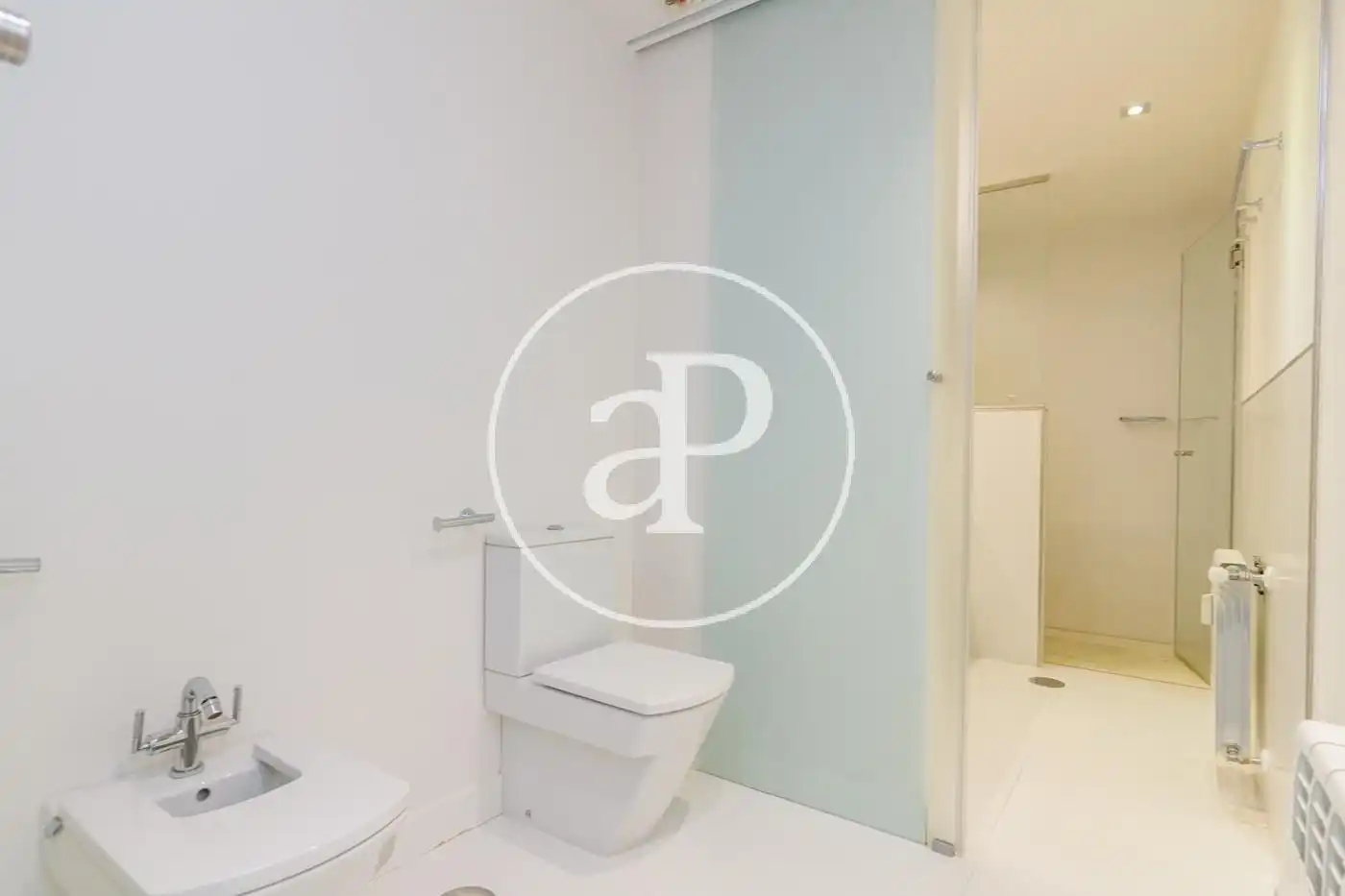 Baño de Piso de alquiler en Madrid con Aire acondicionado, Calefacción y Jardín privado