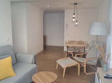 Flat with balcony to rent in Avenida de las Piletas 73