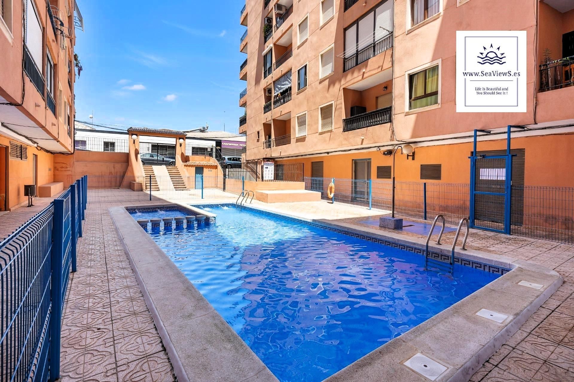 Piscina de Apartament en venda en Torrevieja amb Aire condicionat, Calefacció i Terrassa