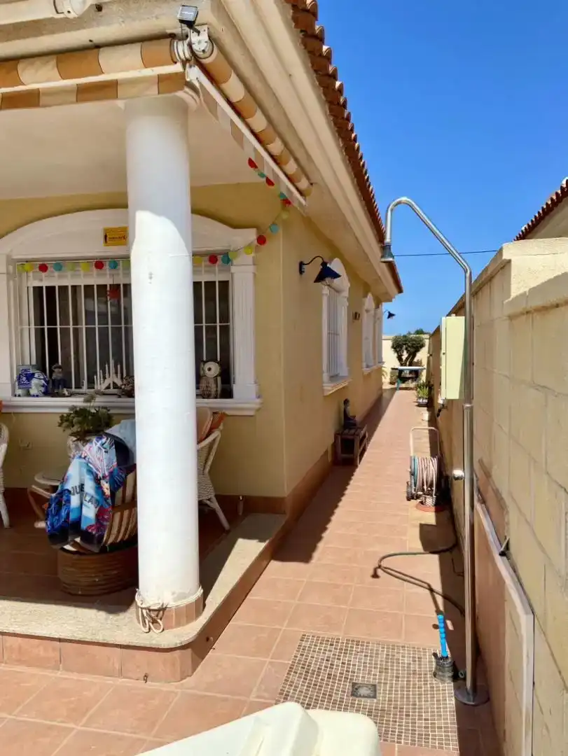Vista exterior de Casa o xalet en venda en Los Alcázares amb Aire condicionat, Piscina i Balcó