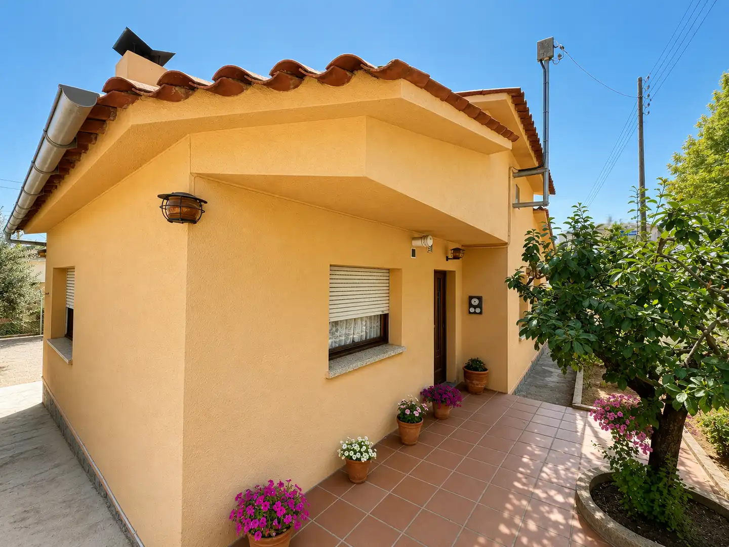 Vista exterior de Casa o xalet en venda en Llinars del Vallès amb Calefacció, Jardí privat i Moblat
