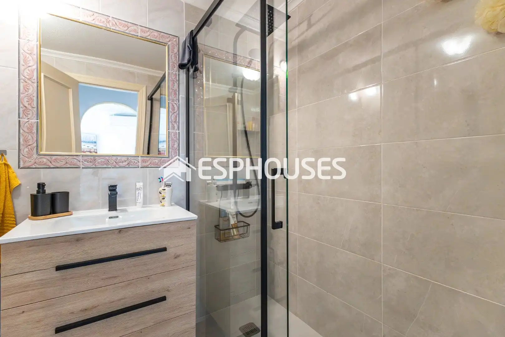 Badezimmer von Erdgeschoss zum Verkauf in Guardamar del Segura mit Klimaanlage, Terrasse und Balkon