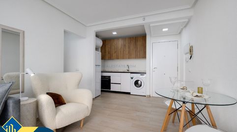 Apartamento reformado con piscina comunitaria, en la provincia de Alicante, en la ciudad de Torrevieja. 1 habitación | 50 m² | 800