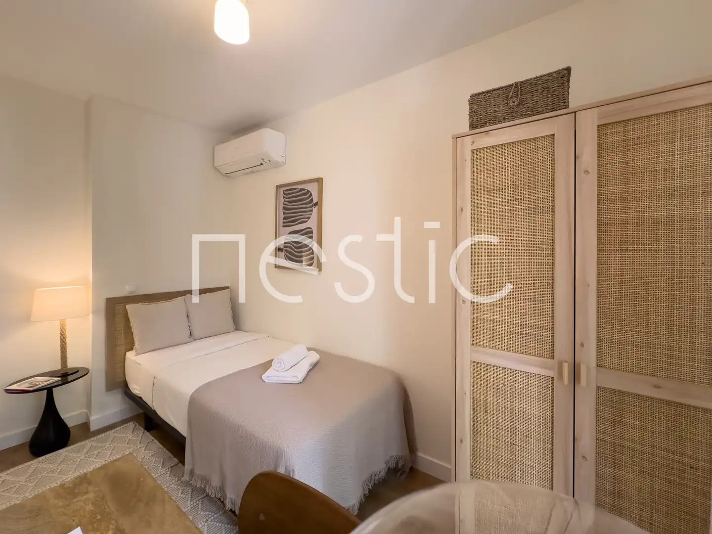 Dormitori de Apartament de lloguer en Madrid amb Aire condicionat, Calefacció i Moblat