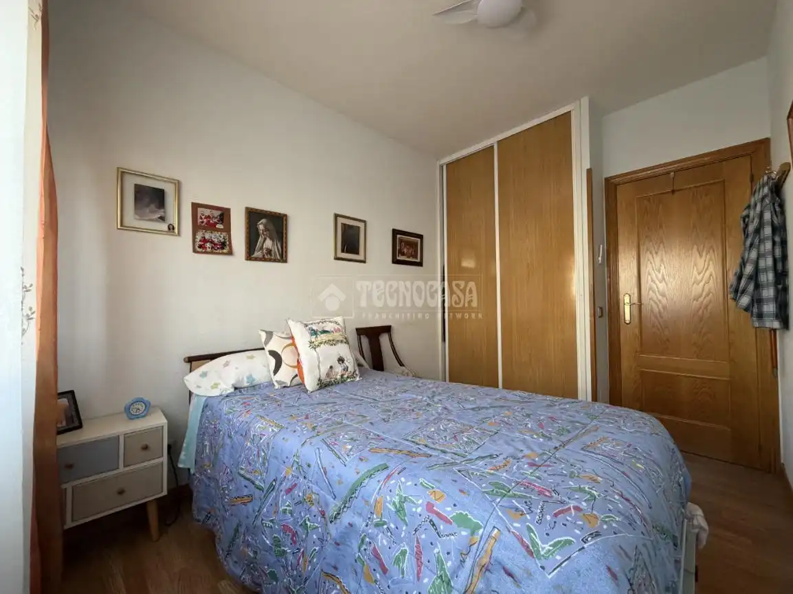 Dormitori de Casa adosada en venda en Velilla de San Antonio amb Aire condicionat, Calefacció i Jardí privat