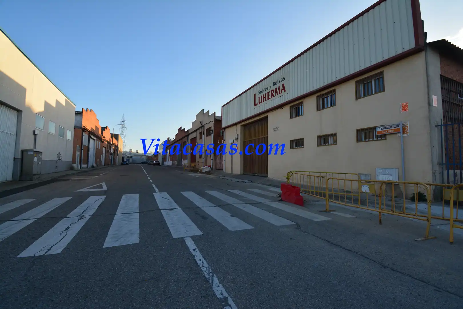 Vista exterior de Nau industrial en venda en Fuenlabrada amb Alarma