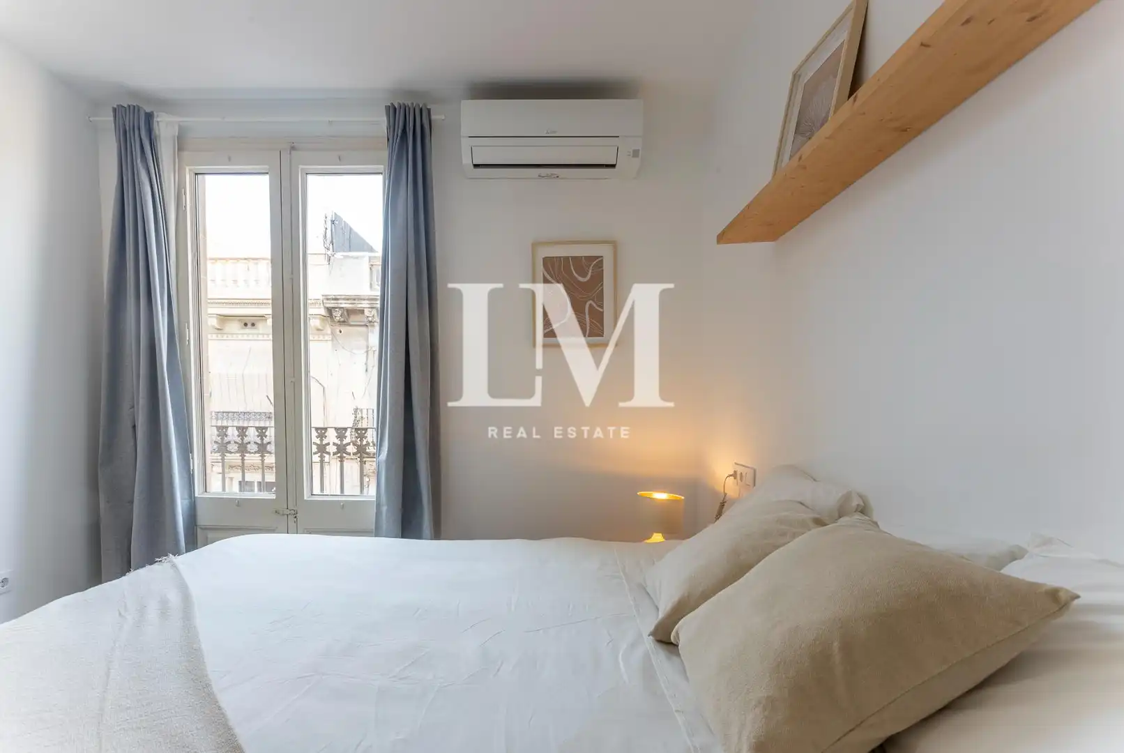 Dormitori de Apartament de lloguer en Barcelona amb Aire condicionat, Calefacció i Moblat