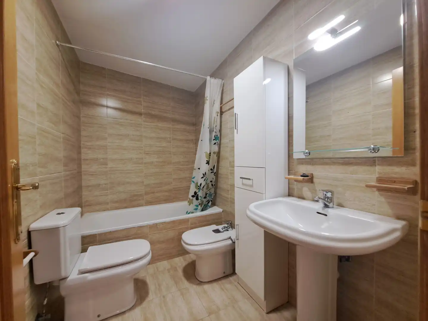 Baño de Apartamento de alquiler en San Andrés del Rabanedo con Calefacción, Parquet y Trastero