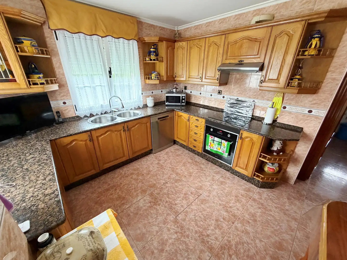 Cuina de Casa o xalet en venda en Avilés amb Calefacció i Terrassa