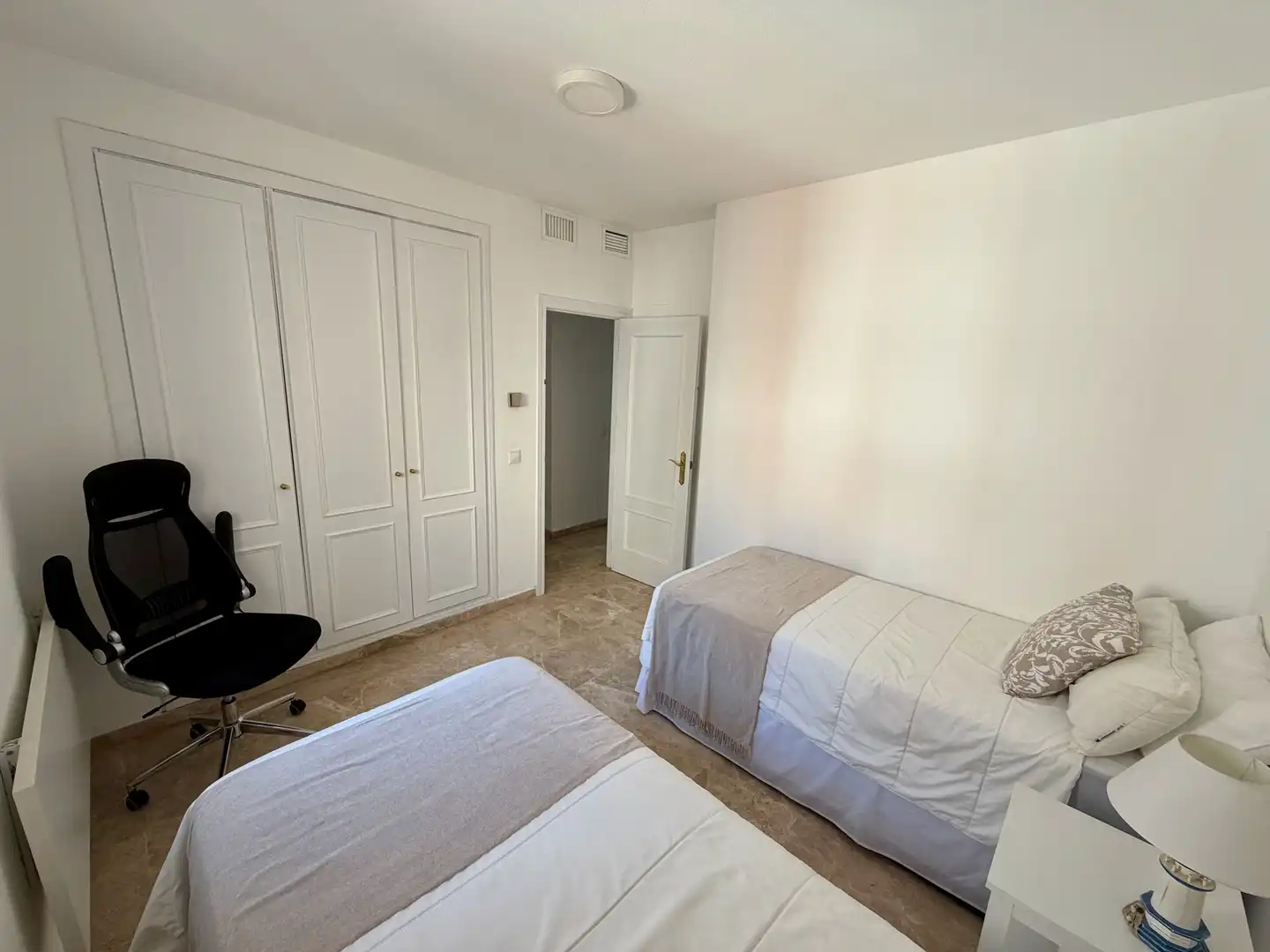 Habitación de Apartamento en venta en Estepona con Aire acondicionado, Terraza y Trastero