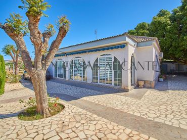 Villa mit Pool zum Verkauf in PISNELLA PEREZ