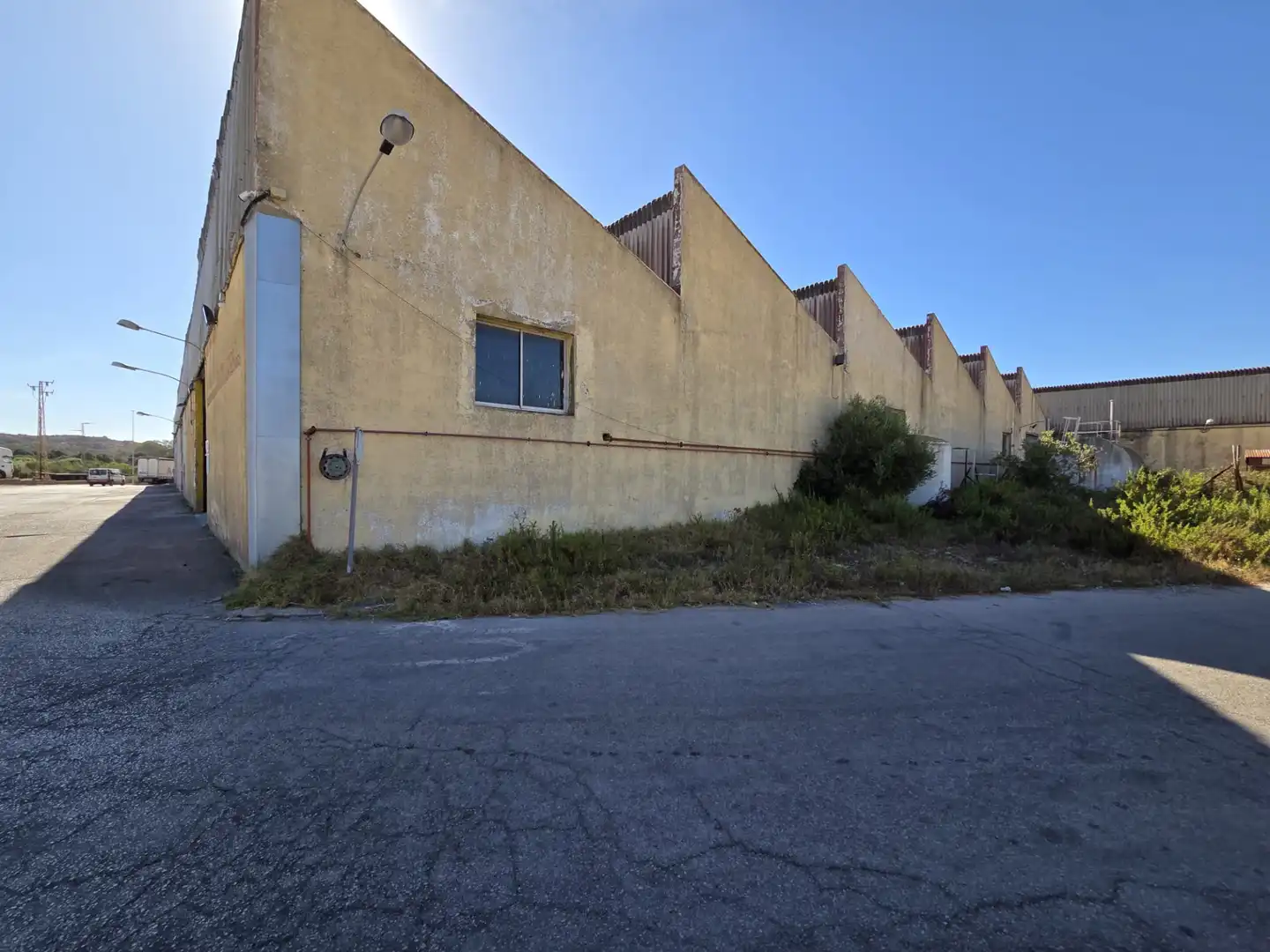Außenansicht von Fabrikhallen zum Verkauf in San Roque