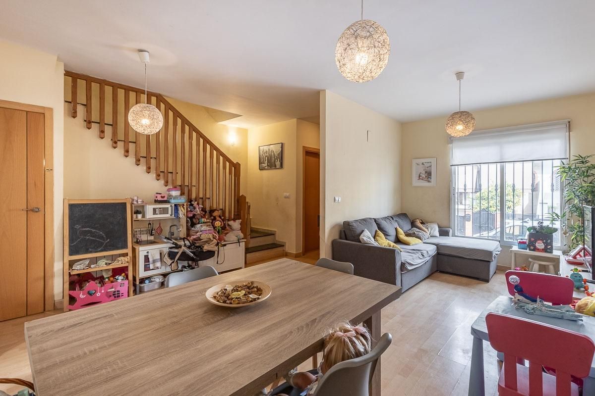 Sala d'estar de Casa adosada en venda en Churriana de la Vega amb Balcó