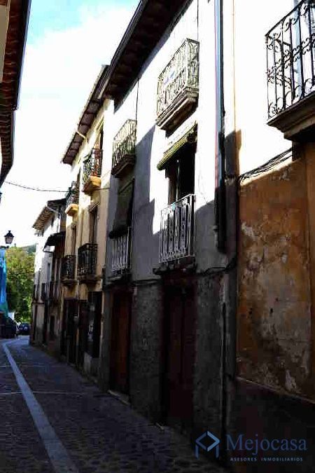 Vista exterior de Casa adosada en venda en Villafranca del Bierzo amb Calefacció, Jardí privat i Parquet