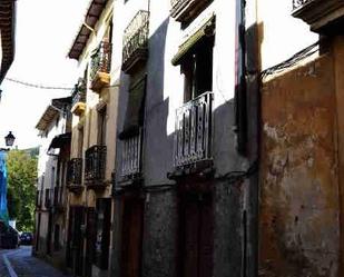 Vista exterior de Casa adosada en venda en Villafranca del Bierzo amb Calefacció, Jardí privat i Parquet