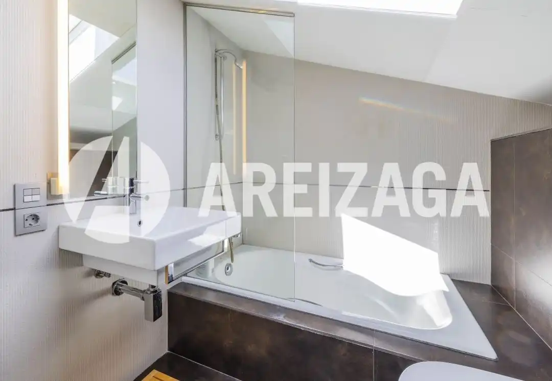 Baño de Ático en venta en Donostia - San Sebastián  con Aire acondicionado y Calefacción