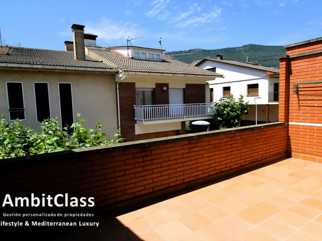 Vista exterior de Casa adosada en venda en Centelles amb Calefacció, Jardí privat i Terrassa