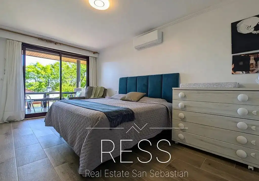 Dormitori de Casa o xalet en venda en Hondarribia amb Aire condicionat, Jardí privat i Terrassa