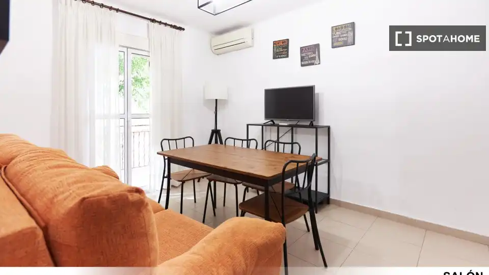 Living room of Flat for rent in Sevilla  with Air Conditioner, Heating and Furnished